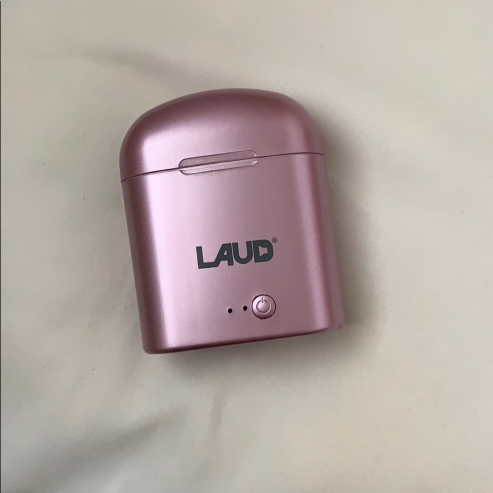 NEVER USED LAUD airpods! 💘